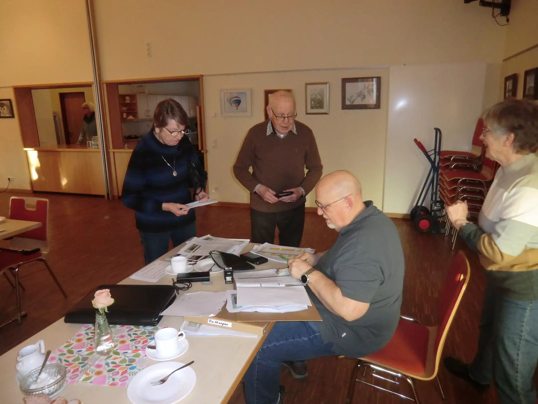 Dieter beim Geld einsammeln